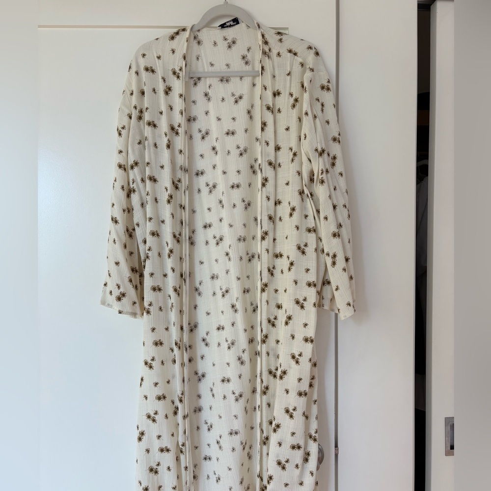 Floral Print Cream kimono - Picture 2 of 3